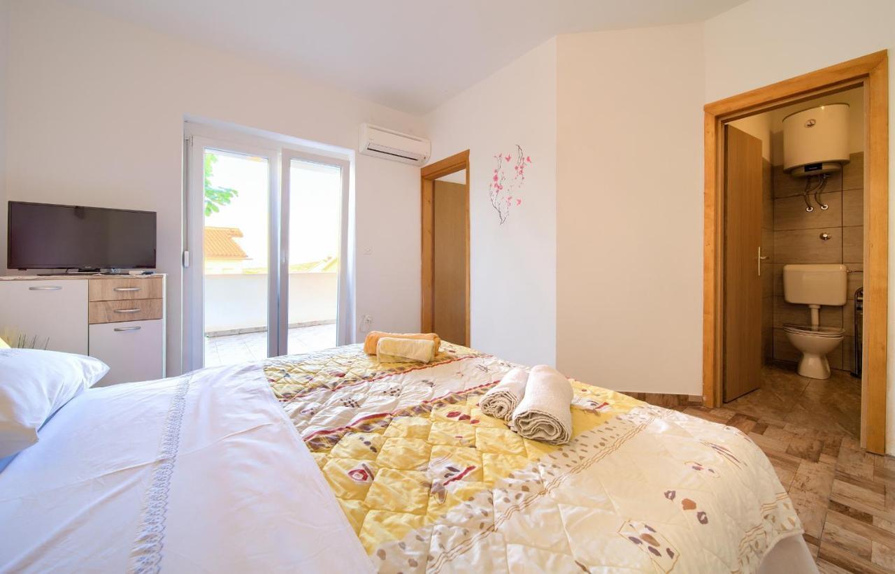 Apartments Petra Krk Town Exterior photo
